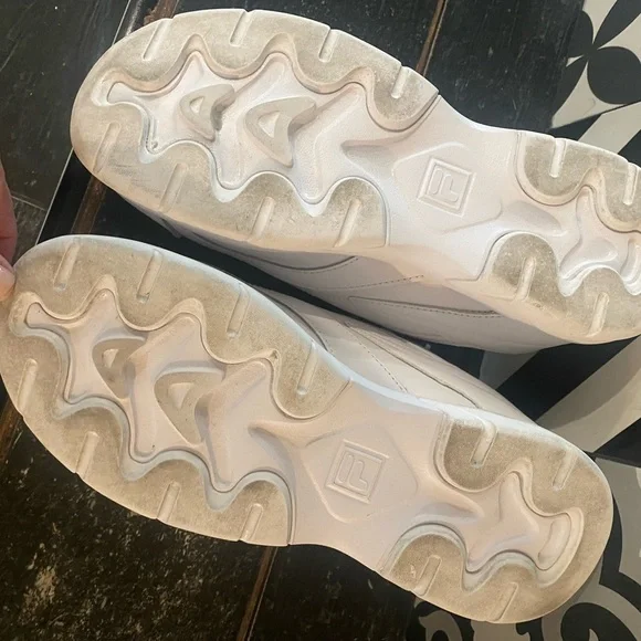 🇺🇸FILA sneakers- unisex but womens sizing! ✨EUC✨used for an outdoor photo … - Picture 9 of 12